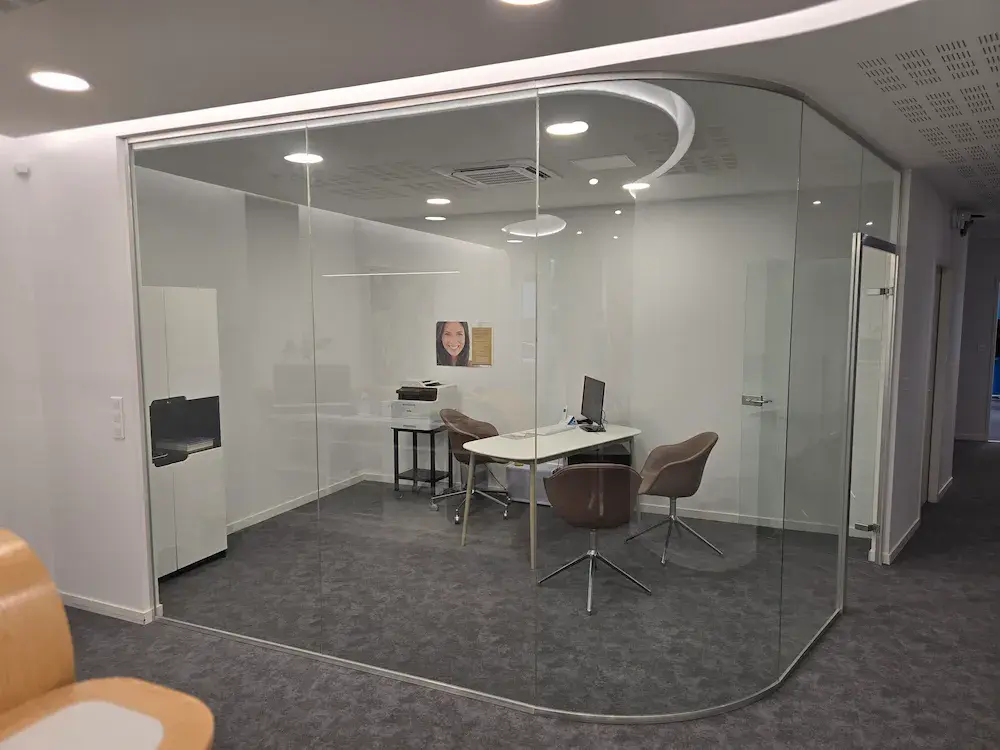 Bureau de consultation vitré et moderne
